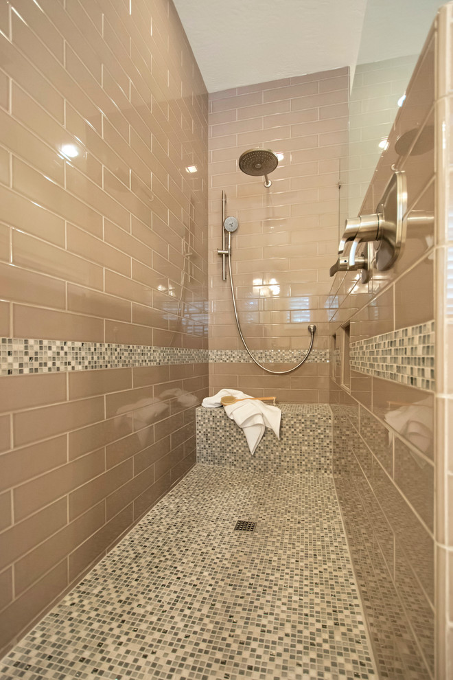 Пример оригинального дизайна: главная ванная комната среднего размера в классическом стиле с открытым душем, коричневой плиткой, плиткой из листового стекла, врезной раковиной, столешницей из искусственного кварца, плоскими фасадами и фасадами цвета дерева среднего тона