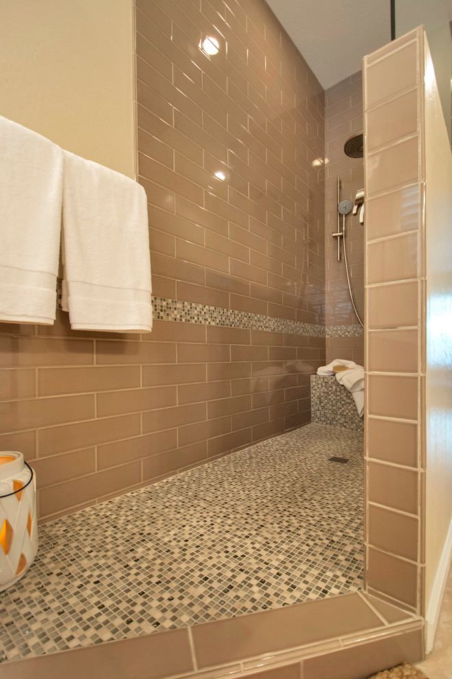 Diseño de cuarto de baño principal clásico de tamaño medio con ducha abierta, baldosas y/o azulejos marrones, baldosas y/o azulejos de vidrio laminado, lavabo bajoencimera, encimera de cuarzo compacto, armarios con paneles lisos y puertas de armario de madera oscura