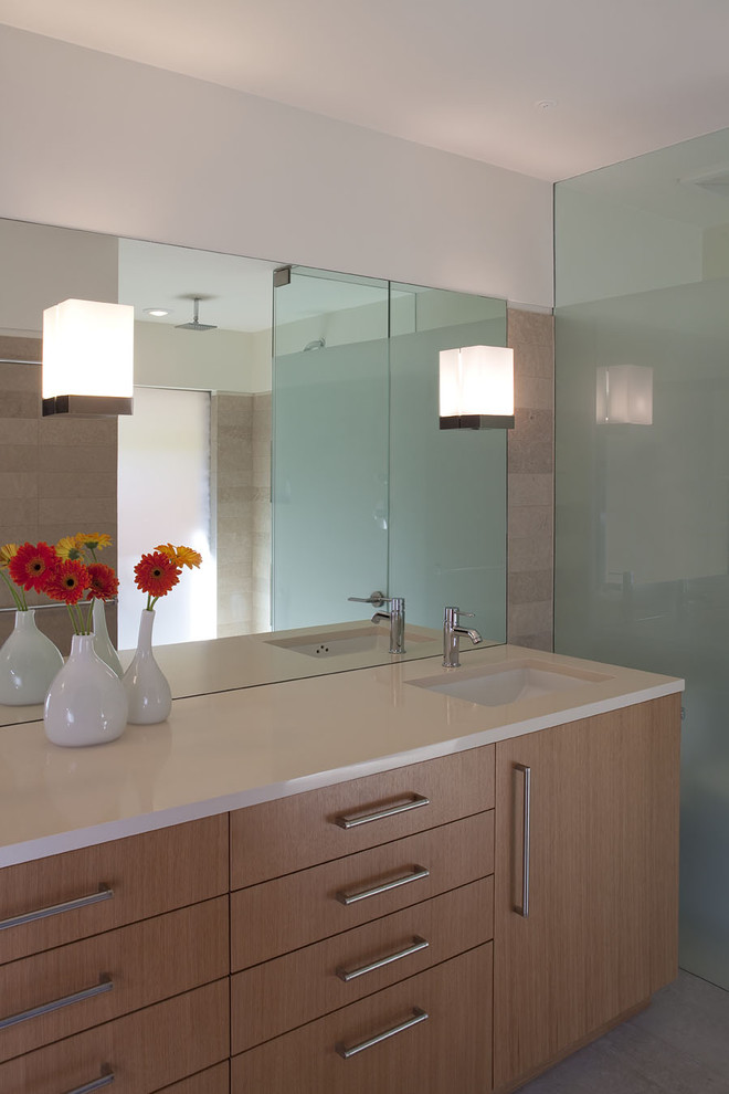 Ispirazione per una stanza da bagno minimalista con top in superficie solida