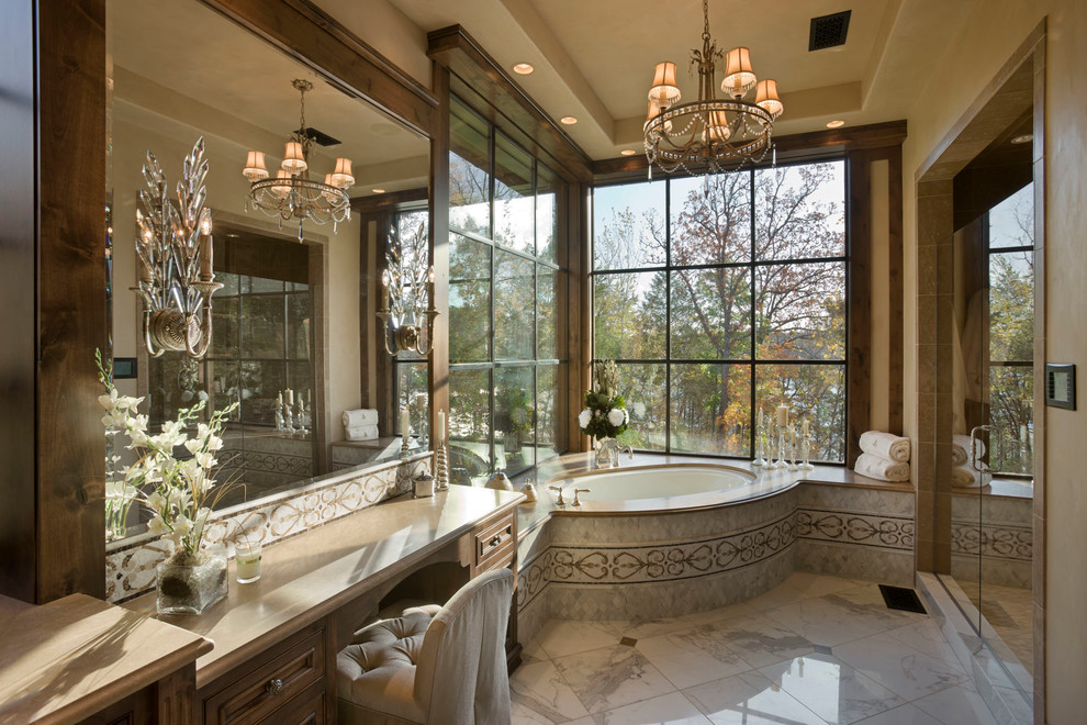 Cette image montre une salle de bain chalet avec une baignoire encastrée.