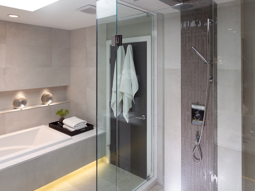 Exemple d'une salle de bain tendance avec une baignoire posée et un carrelage gris.