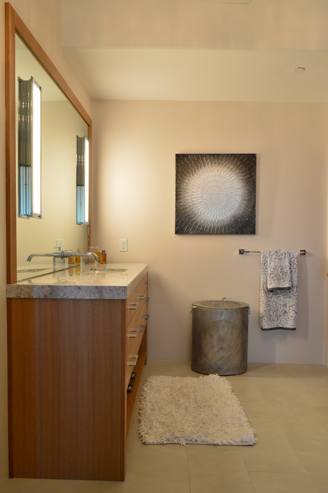 Idée de décoration pour une grande salle de bain principale design en bois clair avec un placard à porte plane, une baignoire indépendante, une douche à l'italienne, WC à poser, un carrelage beige, des carreaux de porcelaine, un mur beige, un sol en galet, un lavabo encastré et un plan de toilette en quartz modifié.