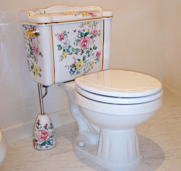 Foto de cuarto de baño clásico extra grande con sanitario de dos piezas y suelo de mármol