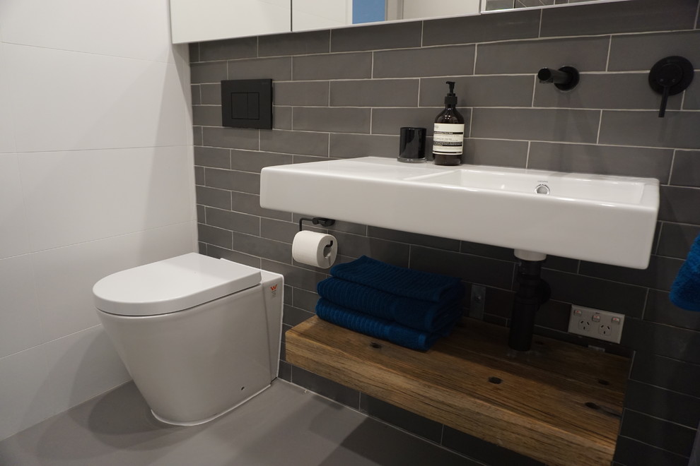 Foto de cuarto de baño contemporáneo pequeño con suelo de cemento