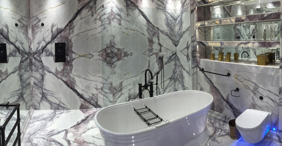 На фото: ванная комната в современном стиле с унитазом-моноблоком, белыми стенами и полом из керамогранита с
