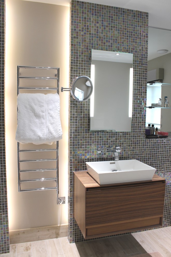 Exempel på ett mellanstort modernt badrum med dusch, med ett väggmonterat handfat, släta luckor, skåp i mellenmörkt trä, träbänkskiva, ett fristående badkar, en dusch i en alkov, en vägghängd toalettstol, flerfärgad kakel, mosaik, beige väggar och klinkergolv i porslin