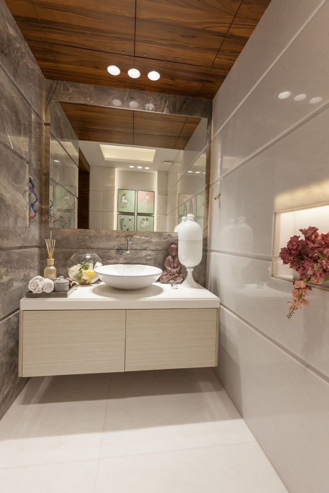 На фото: маленькая, узкая и длинная ванная комната в современном стиле с плоскими фасадами, светлыми деревянными фасадами и настольной раковиной для на участке и в саду с