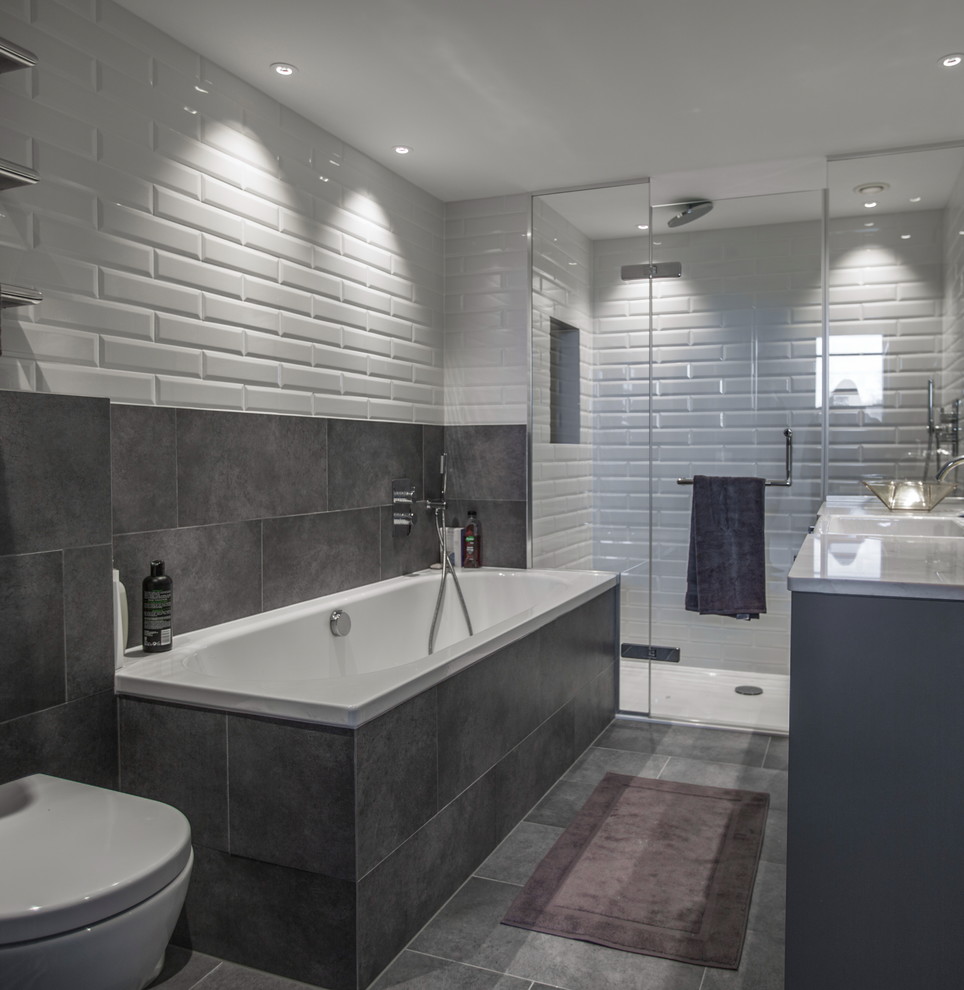 Свежая идея для дизайна: главная ванная комната среднего размера в стиле лофт с накладной ванной, душем без бортиков, инсталляцией, белой плиткой, керамической плиткой, серыми стенами, полом из керамической плитки, накладной раковиной и мраморной столешницей - отличное фото интерьера