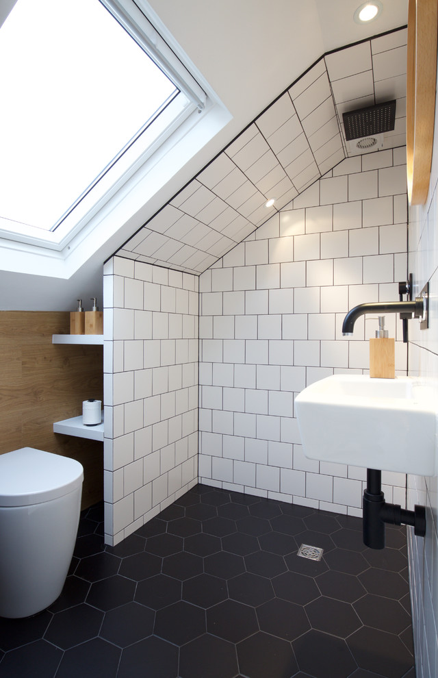 Bathroom - scandinavian bathroom idea in London
