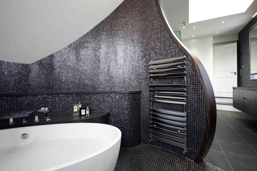Идея дизайна: ванная комната среднего размера в современном стиле с отдельно стоящей ванной, черной плиткой, плиткой мозаикой, черными стенами, врезной раковиной, плоскими фасадами, темными деревянными фасадами, угловым душем, унитазом-моноблоком, полом из керамической плитки и душевой кабиной