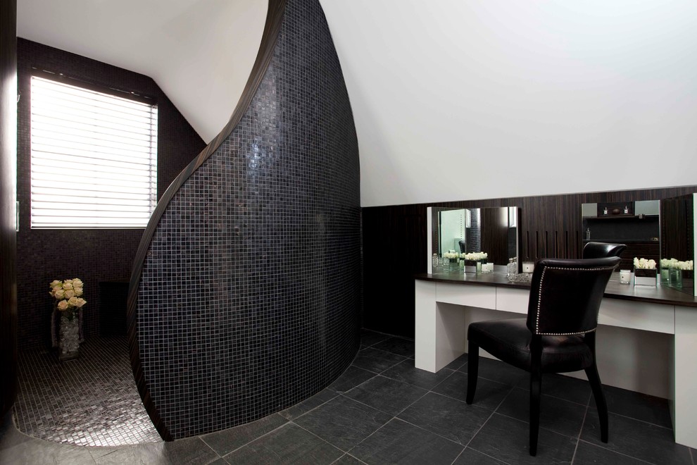 Идея дизайна: ванная комната среднего размера в современном стиле с открытым душем, черной плиткой, черными стенами, врезной раковиной, плоскими фасадами, темными деревянными фасадами, столешницей из искусственного камня, отдельно стоящей ванной, унитазом-моноблоком, плиткой мозаикой, полом из керамической плитки, душевой кабиной и открытым душем