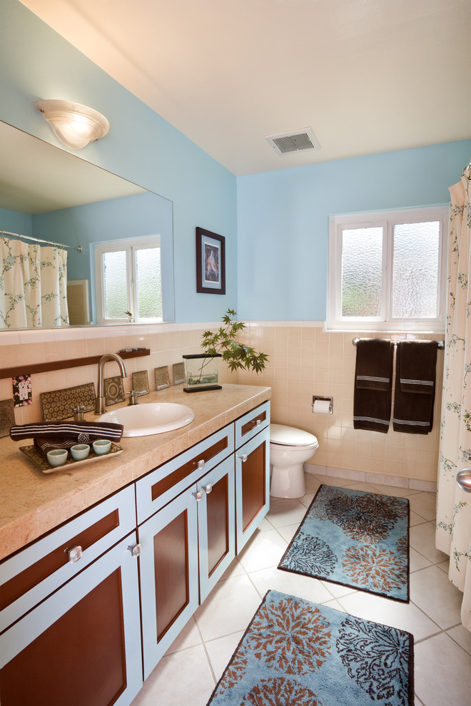 Свежая идея для дизайна: ванная комната в современном стиле с накладной раковиной, фасадами в стиле шейкер, синими фасадами, бежевой плиткой и шторкой для ванной - отличное фото интерьера