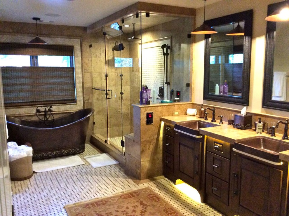 Großes Uriges Badezimmer En Suite mit freistehender Badewanne, Eckdusche, beiger Wandfarbe, profilierten Schrankfronten, hellbraunen Holzschränken, Porzellan-Bodenfliesen, buntem Boden und Falttür-Duschabtrennung in Los Angeles