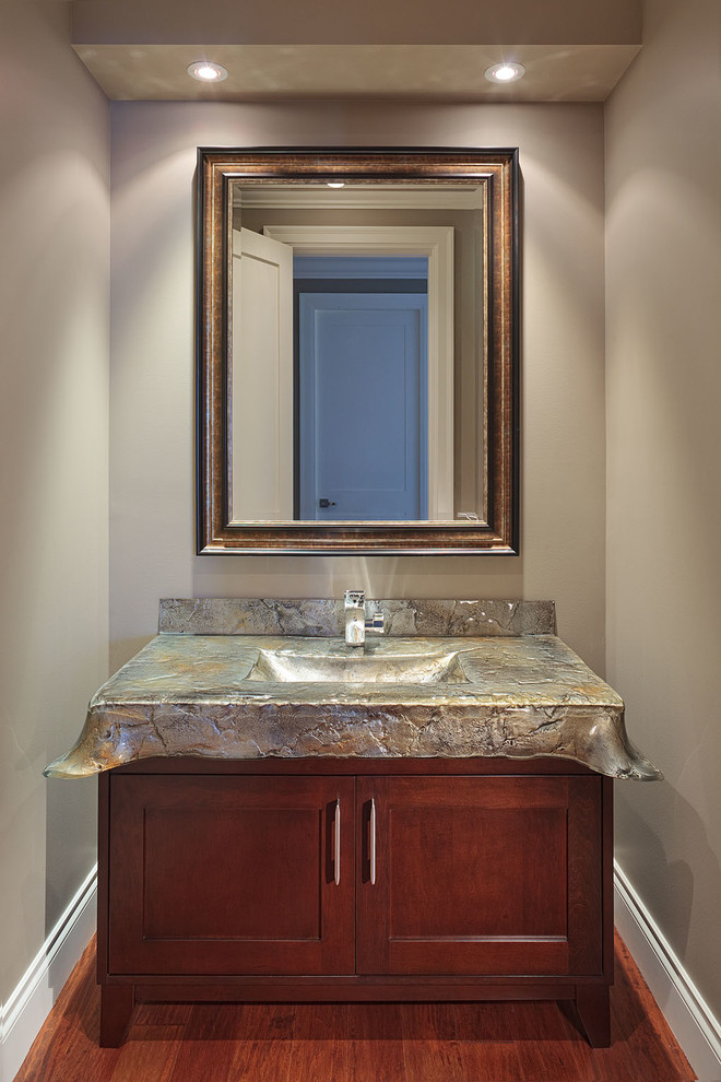 バンクーバーにあるトランジショナルスタイルのおしゃれな浴室 (落し込みパネル扉のキャビネット) の写真
