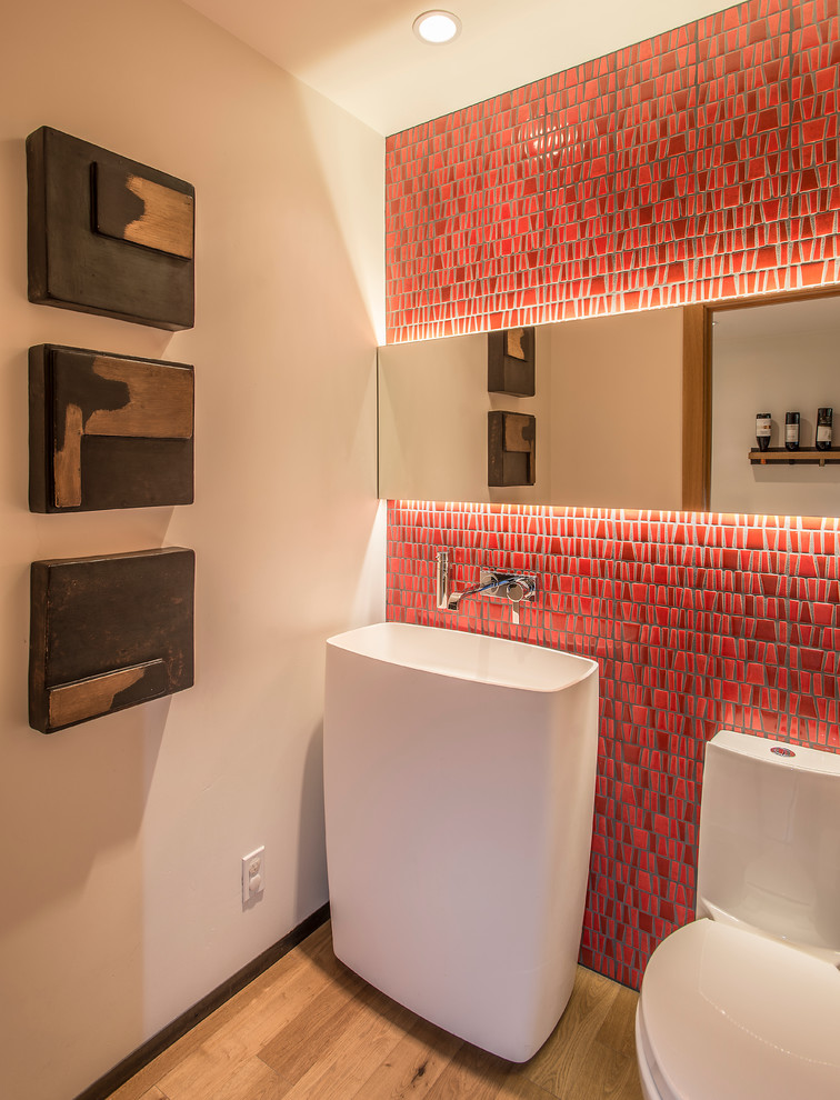 Идея дизайна: туалет в современном стиле с унитазом-моноблоком, светлым паркетным полом и раковиной с пьедесталом