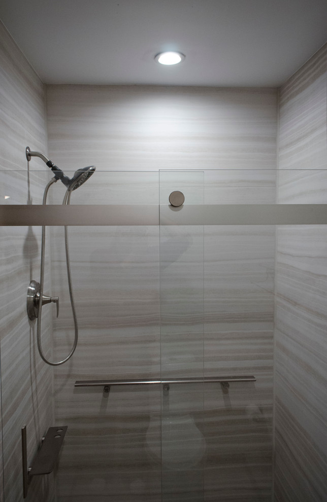 Exempel på ett litet modernt en-suite badrum, med skåp i shakerstil, skåp i ljust trä, en dusch i en alkov, en toalettstol med hel cisternkåpa, beige kakel, porslinskakel, beige väggar, klinkergolv i porslin, ett integrerad handfat och bänkskiva i akrylsten