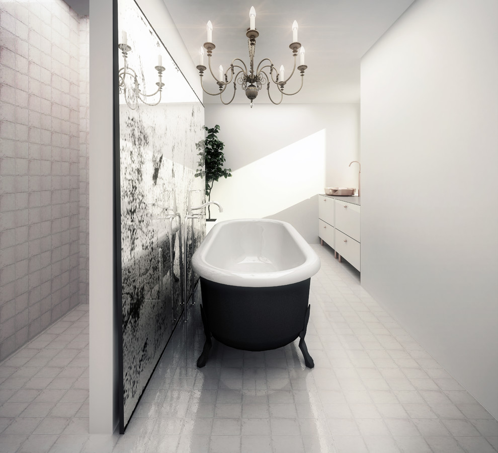 Inredning av ett modernt badrum, med ett badkar med tassar, vit kakel, klinkergolv i keramik, vitt golv och med dusch som är öppen