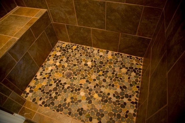 Ejemplo de cuarto de baño de estilo americano de tamaño medio con ducha empotrada, baldosas y/o azulejos beige, baldosas y/o azulejos marrones, baldosas y/o azulejos de cerámica y suelo de baldosas tipo guijarro