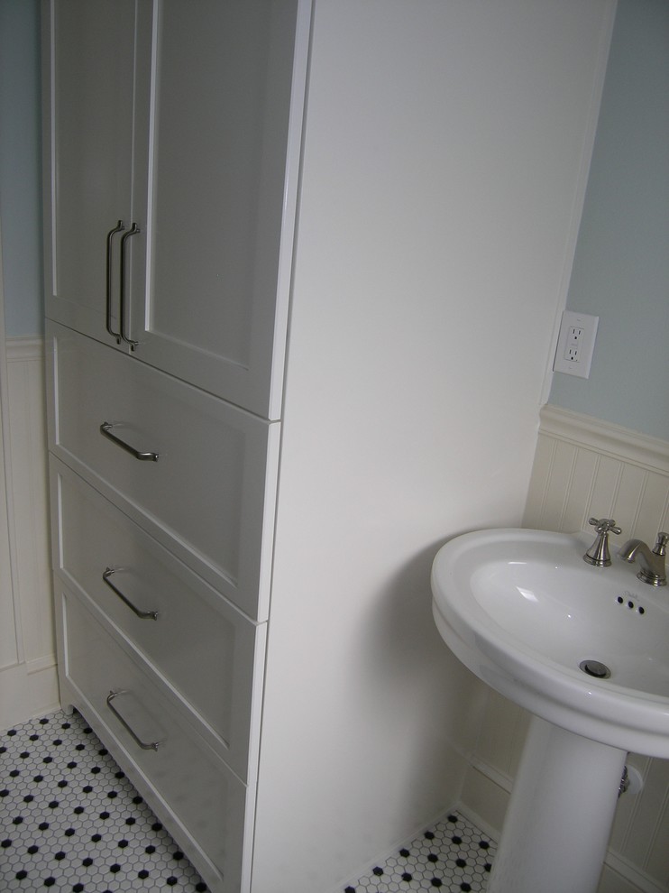 Свежая идея для дизайна: маленькая ванная комната в классическом стиле с фасадами в стиле шейкер, белыми фасадами, ванной на ножках, душем в нише, унитазом-моноблоком, черной плиткой, черно-белой плиткой, серой плиткой, белой плиткой, плиткой мозаикой, серыми стенами, полом из мозаичной плитки, душевой кабиной, раковиной с пьедесталом и столешницей из искусственного кварца для на участке и в саду - отличное фото интерьера