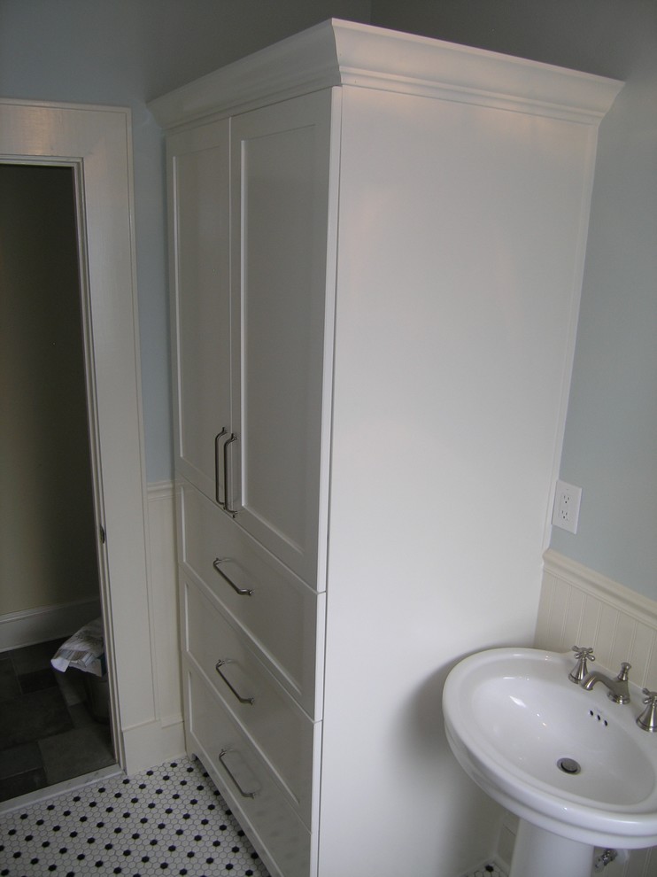 Стильный дизайн: маленькая ванная комната в классическом стиле с фасадами в стиле шейкер, белыми фасадами, ванной на ножках, душем в нише, унитазом-моноблоком, черной плиткой, черно-белой плиткой, серой плиткой, белой плиткой, плиткой мозаикой, серыми стенами, полом из мозаичной плитки, душевой кабиной, раковиной с пьедесталом и столешницей из искусственного кварца для на участке и в саду - последний тренд