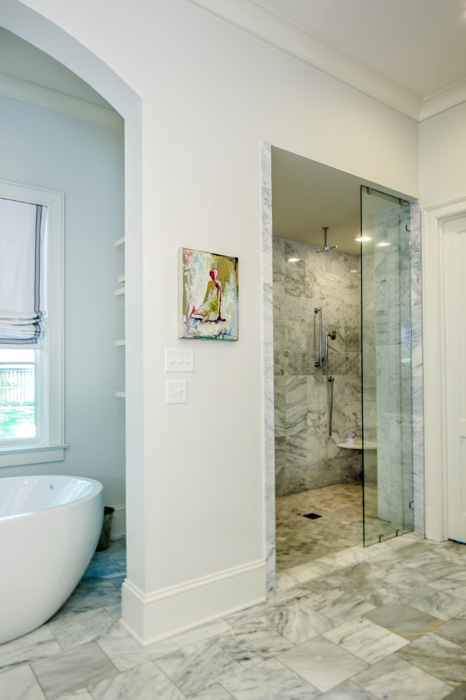 Источник вдохновения для домашнего уюта: большая главная ванная комната в современном стиле с белыми фасадами, отдельно стоящей ванной, душем в нише, серой плиткой, белыми стенами, врезной раковиной, серым полом, душем с распашными дверями и серой столешницей