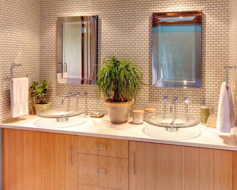ミルウォーキーにあるミッドセンチュリースタイルのおしゃれな浴室の写真