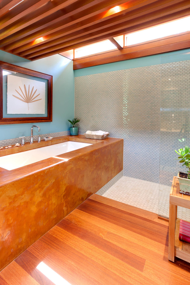 На фото: ванная комната в стиле ретро с открытым душем и открытым душем с