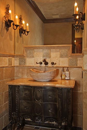 Idéer för små medelhavsstil badrum, med ett undermonterad handfat, luckor med infälld panel, skåp i mellenmörkt trä, granitbänkskiva, en toalettstol med separat cisternkåpa, beige kakel, stenkakel, beige väggar och kalkstensgolv