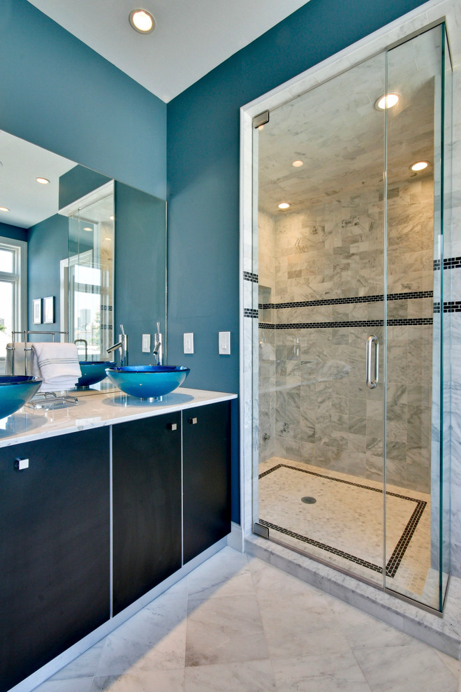 Inredning av ett modernt stort en-suite badrum, med släta luckor, skåp i mörkt trä, en hörndusch, blå väggar, marmorgolv och ett fristående handfat