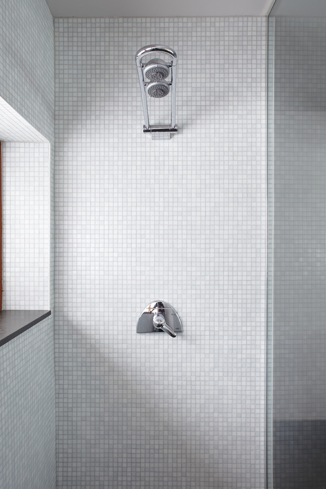 Esempio di una stanza da bagno con doccia minimal di medie dimensioni con doccia alcova, piastrelle bianche, piastrelle in ceramica e pareti bianche
