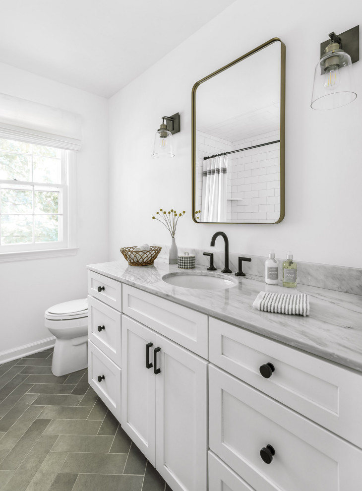 Modelo de cuarto de baño a medida tradicional renovado con armarios estilo shaker, puertas de armario blancas, paredes blancas, lavabo bajoencimera, suelo gris y encimeras grises