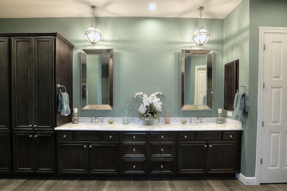 Стильный дизайн: большая главная ванная комната в стиле фьюжн с фасадами с выступающей филенкой, черными фасадами, отдельно стоящей ванной, двойным душем, унитазом-моноблоком, зеленой плиткой, стеклянной плиткой, зелеными стенами, полом из керамической плитки, врезной раковиной, мраморной столешницей, зеленым полом, душем с распашными дверями и белой столешницей - последний тренд