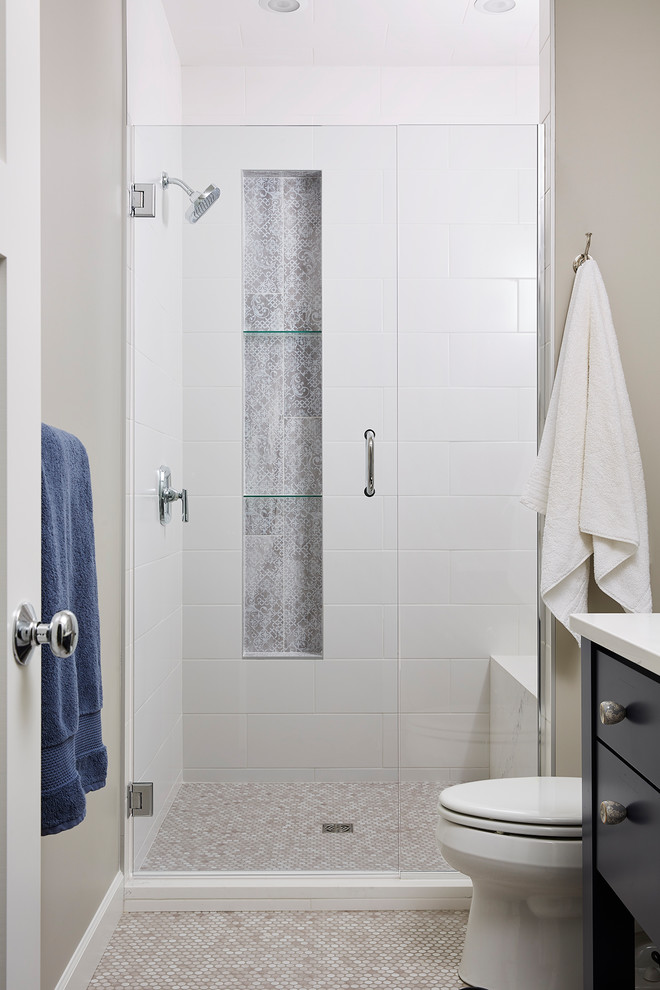 Esempio di una stanza da bagno chic con ante blu, zona vasca/doccia separata, piastrelle in ceramica, top in quarzo composito, pavimento grigio e top bianco