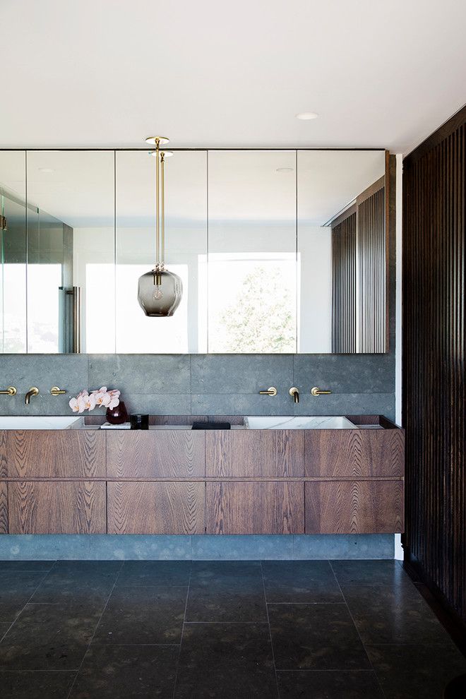 Источник вдохновения для домашнего уюта: ванная комната в современном стиле с плоскими фасадами, фасадами цвета дерева среднего тона, синей плиткой, настольной раковиной и синим полом