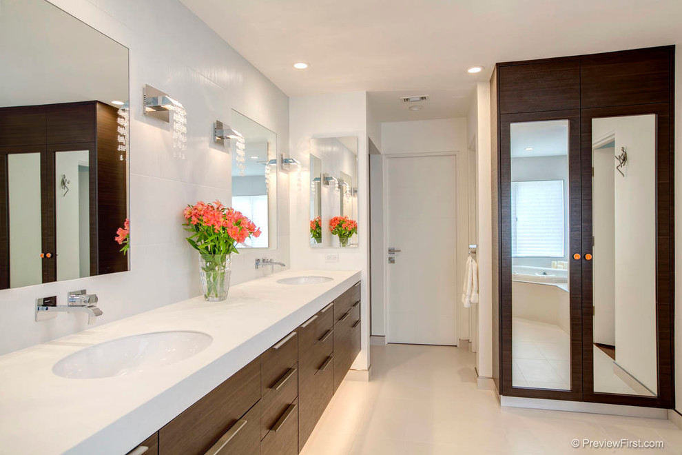 Источник вдохновения для домашнего уюта: большая главная ванная комната в современном стиле с врезной раковиной, плоскими фасадами, темными деревянными фасадами, угловым душем и белыми стенами