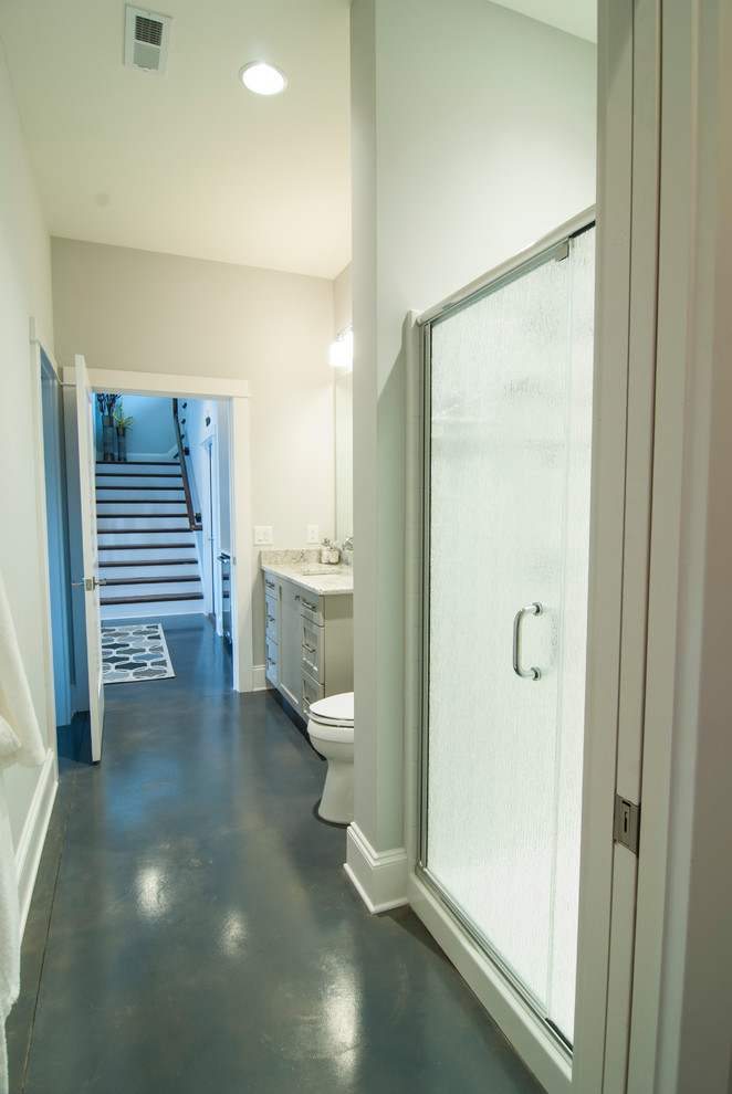 Стильный дизайн: ванная комната среднего размера в стиле неоклассика (современная классика) с фасадами в стиле шейкер, серыми фасадами, открытым душем, раздельным унитазом, белой плиткой, плиткой кабанчик, серыми стенами, полом из керамогранита, душевой кабиной, врезной раковиной, столешницей из гранита, серым полом и открытым душем - последний тренд