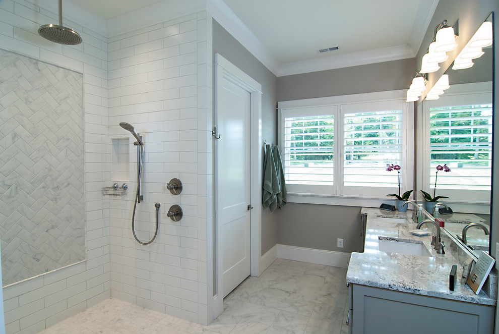 Idéer för ett mellanstort klassiskt badrum med dusch, med skåp i shakerstil, grå skåp, en öppen dusch, en toalettstol med separat cisternkåpa, vit kakel, tunnelbanekakel, grå väggar, klinkergolv i porslin, ett undermonterad handfat, granitbänkskiva, grått golv och med dusch som är öppen