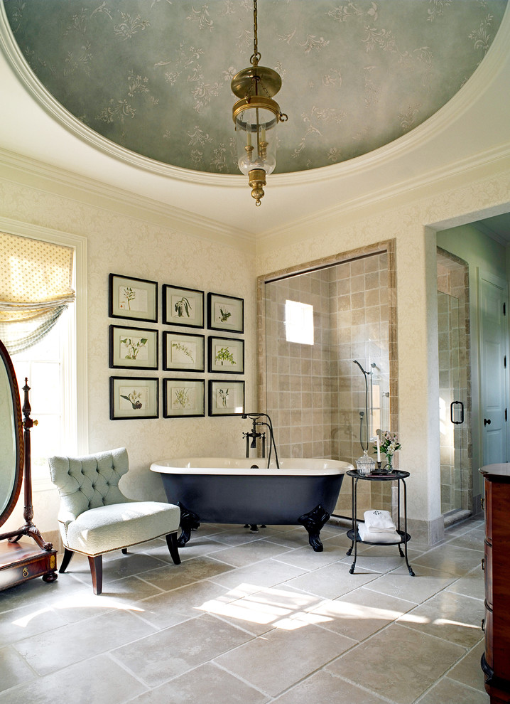 Réalisation d'une grande salle de bain principale tradition en bois foncé avec une baignoire sur pieds, une douche d'angle, un carrelage beige, un carrelage de pierre et un mur beige.