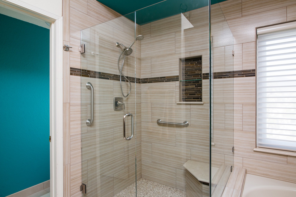 Пример оригинального дизайна: большая главная ванная комната в современном стиле с накладной раковиной, фасадами с выступающей филенкой, темными деревянными фасадами, столешницей из гранита, накладной ванной, угловым душем, унитазом-моноблоком, белой плиткой, керамической плиткой, белыми стенами и полом из керамической плитки