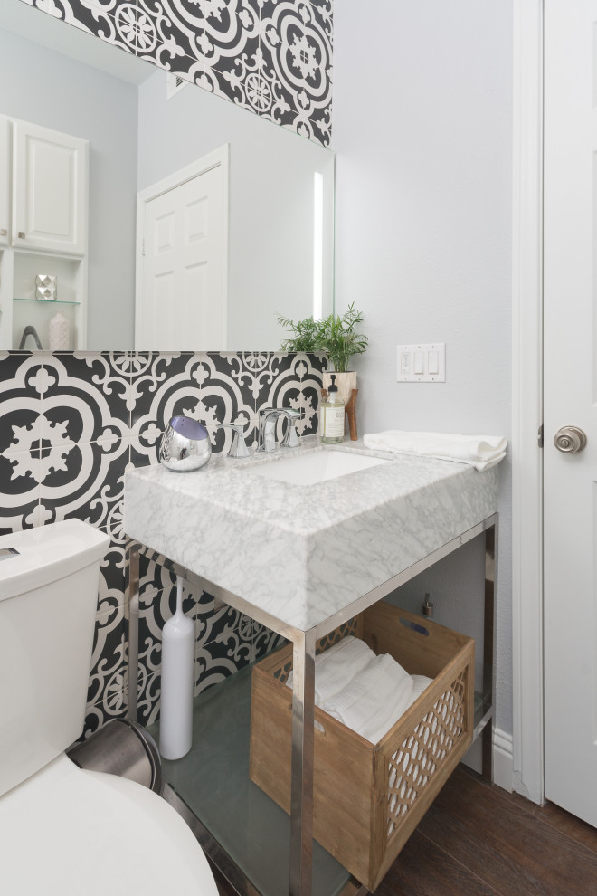 Inspiration för mellanstora klassiska vitt en-suite badrum, med luckor med infälld panel, en öppen dusch, en toalettstol med hel cisternkåpa, vit kakel, porslinskakel, vita väggar, klinkergolv i porslin, ett fristående handfat, bänkskiva i kvarts, vitt golv och med dusch som är öppen