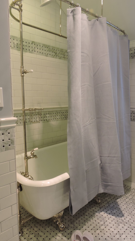 Inspiration för ett mellanstort maritimt en-suite badrum, med ett undermonterad handfat, möbel-liknande, svarta skåp, marmorbänkskiva, ett badkar med tassar, en dusch/badkar-kombination, vit kakel, tunnelbanekakel, grå väggar och marmorgolv