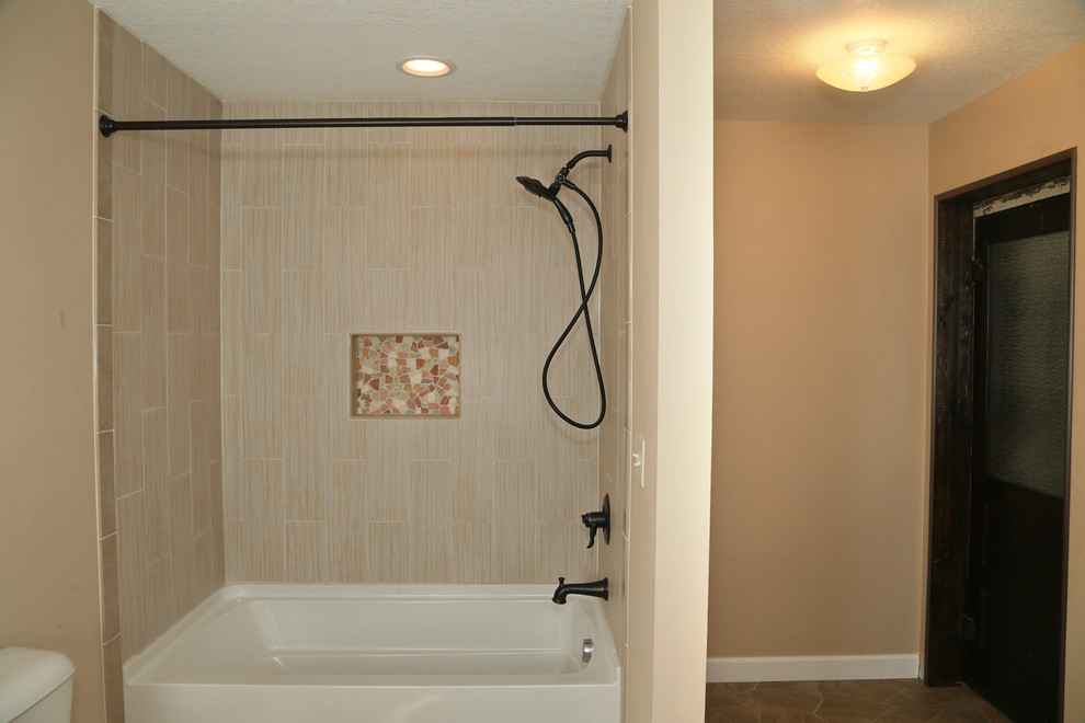 Свежая идея для дизайна: большая главная ванная комната в стиле рустика с ванной в нише, душем над ванной, бежевой плиткой, керамогранитной плиткой, бежевыми стенами и полом из линолеума - отличное фото интерьера
