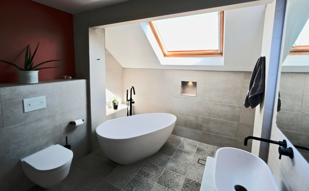 Diseño de cuarto de baño de estilo americano sin sin inodoro con ducha abierta y baldosas y/o azulejos rojos