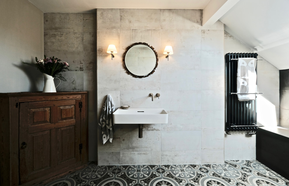 Свежая идея для дизайна: большая главная ванная комната в стиле кантри с серой плиткой, подвесной раковиной, разноцветным полом, тумбой под одну раковину, душевой комнатой, керамогранитной плиткой, открытым душем, сиденьем для душа и подвесной тумбой - отличное фото интерьера