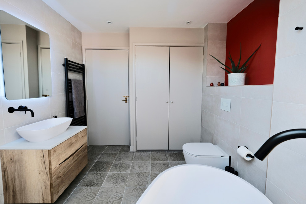 Идея дизайна: ванная комната в стиле кантри с акцентной стеной и красной плиткой