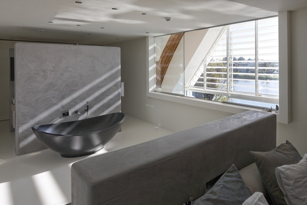 Идея дизайна: ванная комната в стиле модернизм с отдельно стоящей ванной и окном