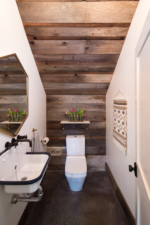 Foto di una piccola stanza da bagno con doccia industriale con WC a due pezzi, piastrelle di cemento, pareti bianche, pavimento in cemento e lavabo sospeso