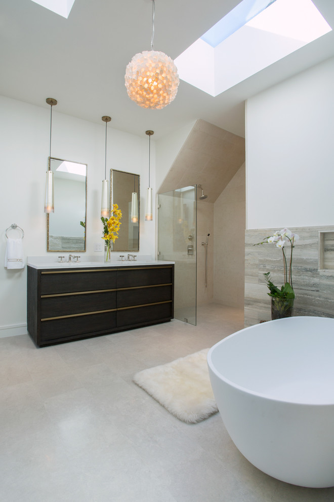 Источник вдохновения для домашнего уюта: главная ванная комната в современном стиле с темными деревянными фасадами, отдельно стоящей ванной, бежевой плиткой, белыми стенами, открытым душем и зеркалом с подсветкой