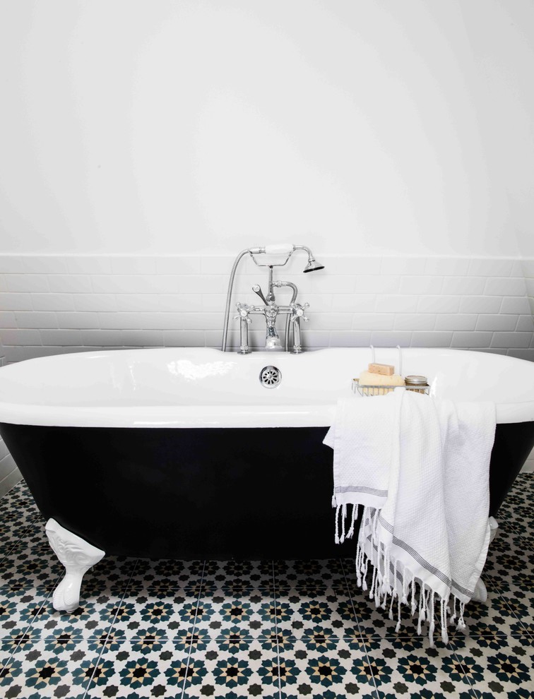 Идея дизайна: маленькая ванная комната в стиле неоклассика (современная классика) с ванной на ножках, унитазом-моноблоком, разноцветной плиткой, белыми стенами, душевой кабиной и раковиной с пьедесталом для на участке и в саду