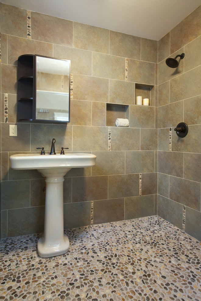 Ispirazione per una piccola stanza da bagno con doccia classica con lavabo a colonna, doccia aperta, WC monopezzo, piastrelle grigie, piastrelle in ceramica, pareti grigie e pavimento con piastrelle di ciottoli